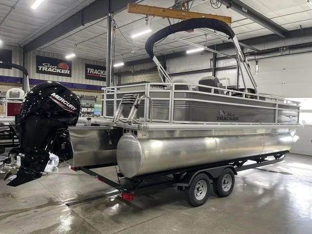 Slide: The Image of Sun Tracker Fishin' Barge 22 XP3 2026 - 3