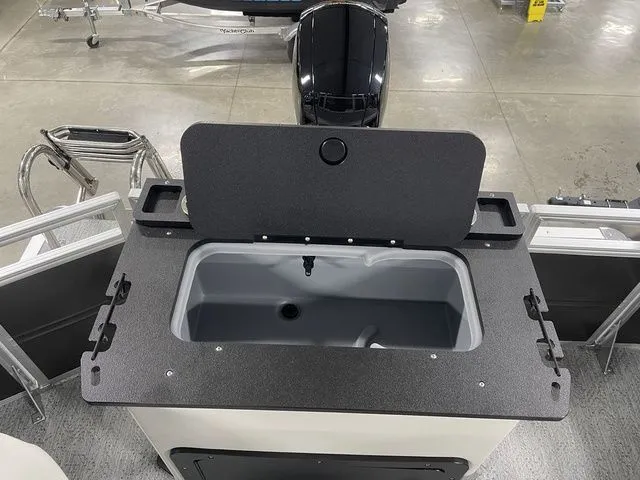 Slide: The Image of Sun Tracker Fishin' Barge 22 XP3 2026 - 31