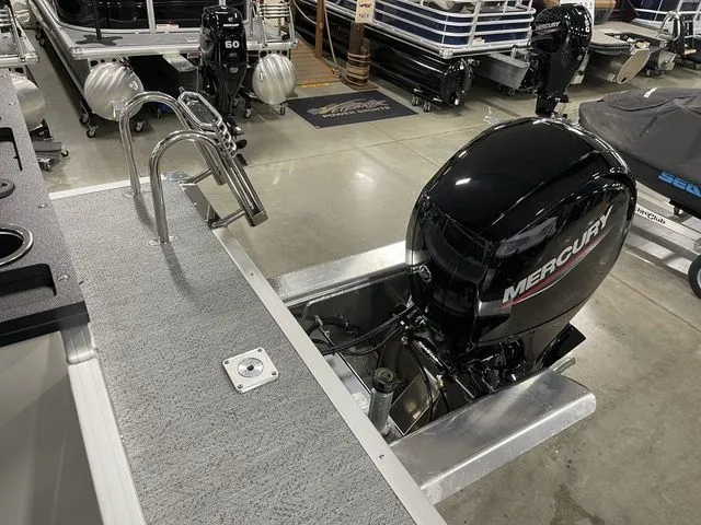 Slide: The Image of Sun Tracker Fishin' Barge 22 XP3 2026 - 33