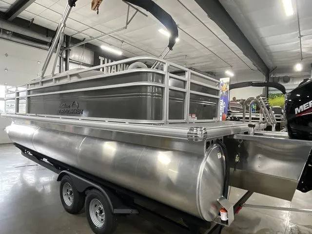 Slide: The Image of Sun Tracker Fishin' Barge 22 XP3 2026 - 7