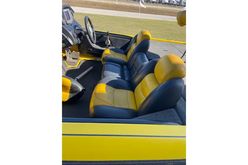 Slide: The Image of 2008 Skeeter 20i boat interior with yellow and black seats, steering wheel, and dashboard. - 7