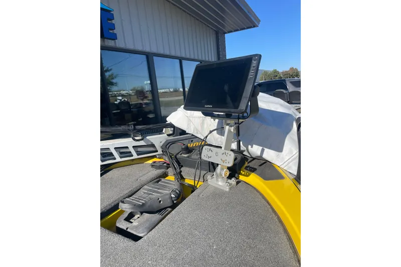 Slide: The Image of 2008 Skeeter 20i boat with Garmin fishfinder and trolling motor, parked outdoors. - 9