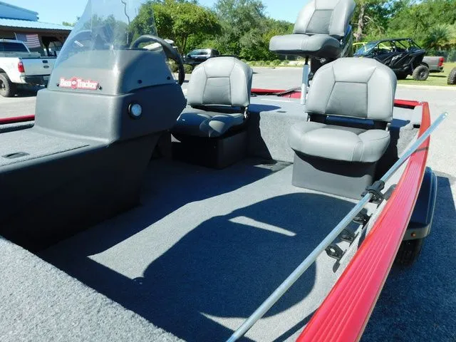 Slide: The Image of Tracker Bass Tracker Classic XL 2024 - 12