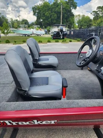 Slide: The Image of Tracker Bass Tracker Classic XL 2024 - 3