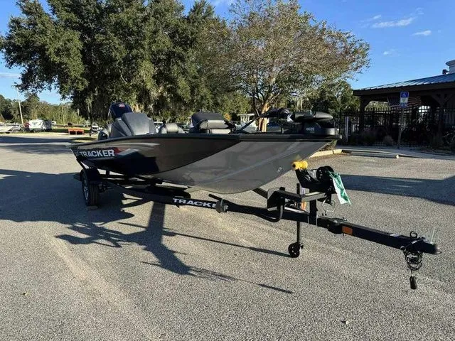 Slide: The Image of Tracker Pro Team 190 2026 - 4