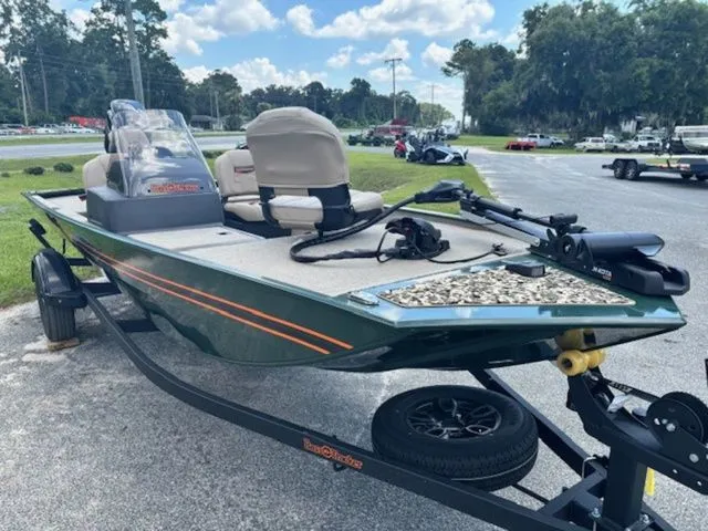 Slide: The Image of Tracker Bass Tracker Classic Limited 2026 - 4