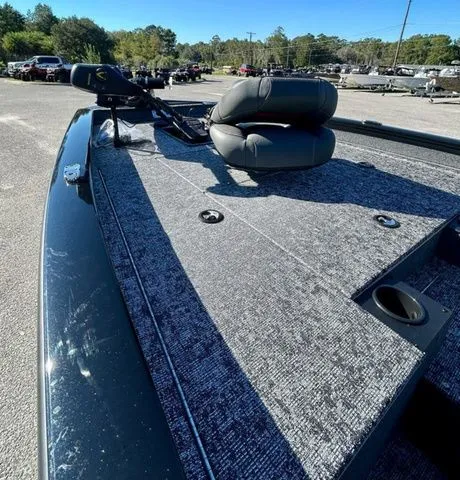 Slide: The Image of Tracker Pro Team 175 2026 - 10