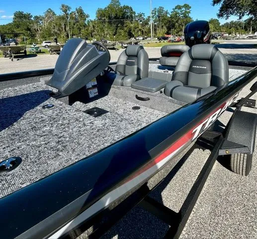 Slide: The Image of Tracker Pro Team 175 2026 - 11