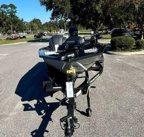 Slide: The Image of Tracker Pro Team 175 2026 - 3