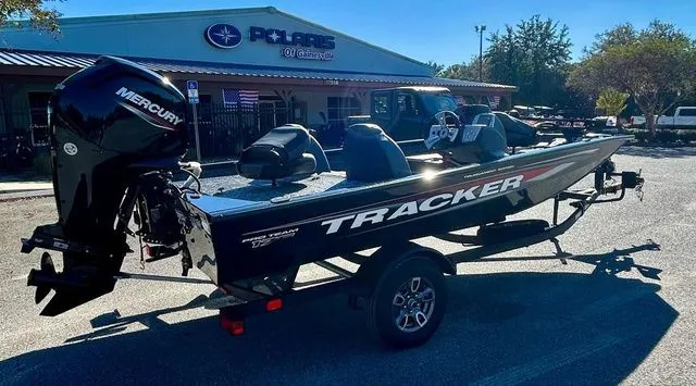 Slide: The Image of Tracker Pro Team 175 2026 - 6