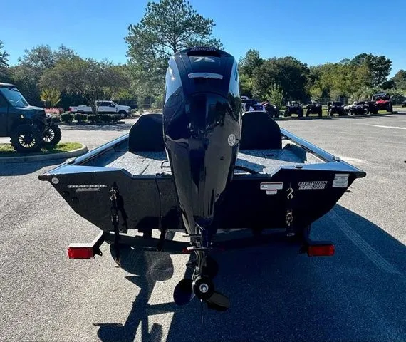 Slide: The Image of Tracker Pro Team 175 2026 - 7