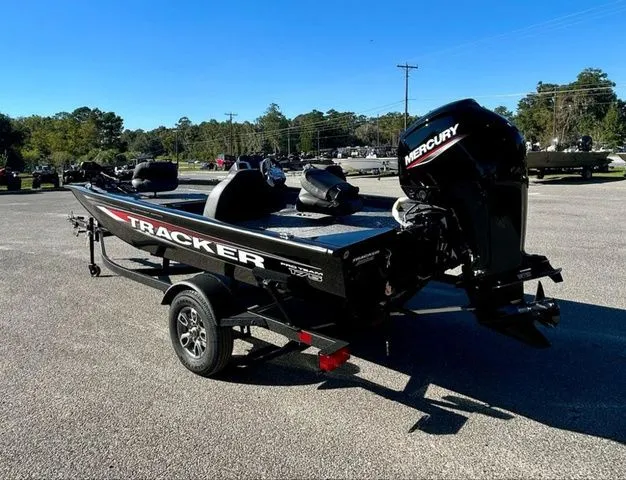 Slide: The Image of Tracker Pro Team 175 2026 - 8