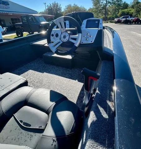 Slide: The Image of Tracker Pro Team 175 2026 - 9