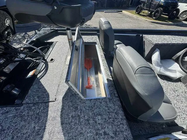 Slide: The Image of Tracker Pro 170 2026 - 10