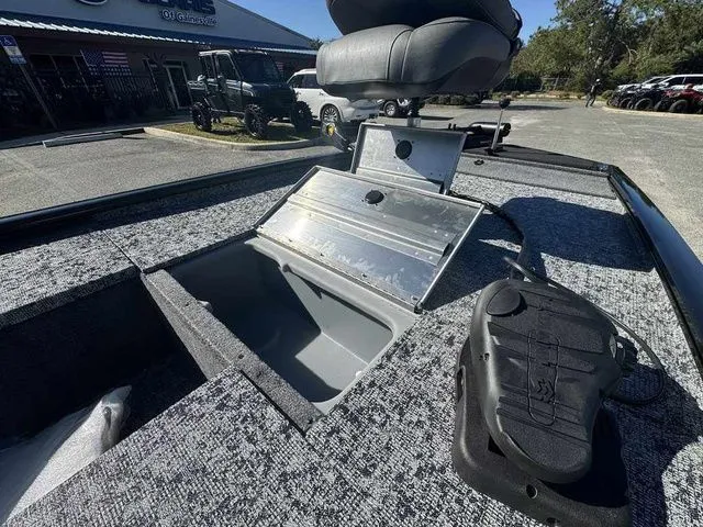 Slide: The Image of Tracker Pro 170 2026 - 11