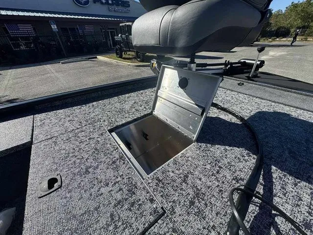 Slide: The Image of Tracker Pro 170 2026 - 12