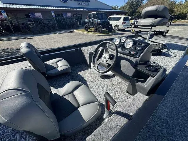 Slide: The Image of Tracker Pro 170 2026 - 13