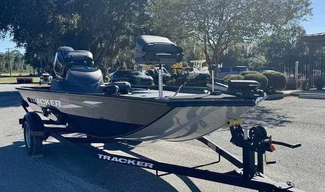 Slide: The Image of Tracker Pro 170 2026 - 4