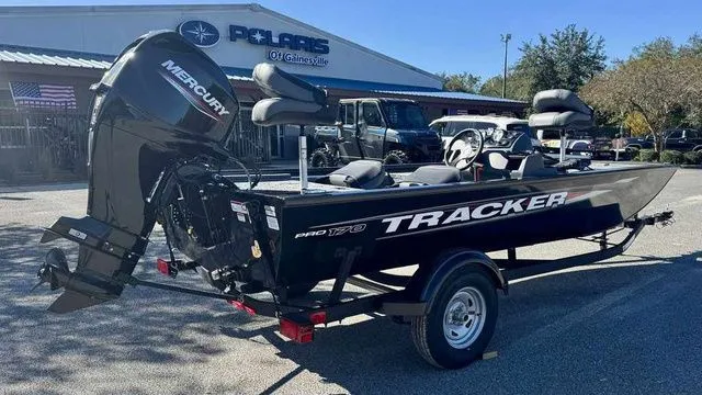 Slide: The Image of Tracker Pro 170 2026 - 6