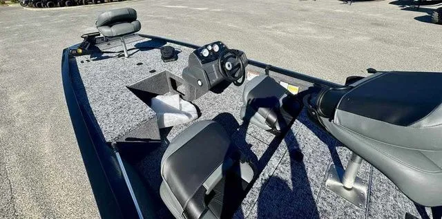 Slide: The Image of Tracker Pro 170 2026 - 8