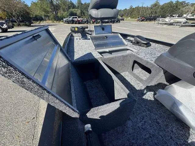 Slide: The Image of Tracker Pro 170 2026 - 9