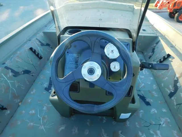 Slide: The Image of Tracker Grizzly 2072 CC 2024 - 10