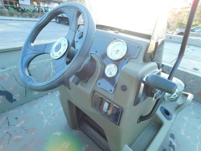 Slide: The Image of Tracker Grizzly 2072 CC 2024 - 11