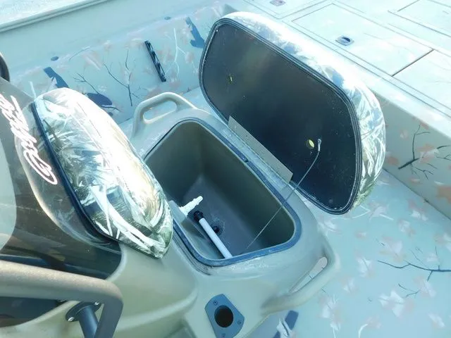 Slide: The Image of Tracker Grizzly 2072 CC 2024 - 12