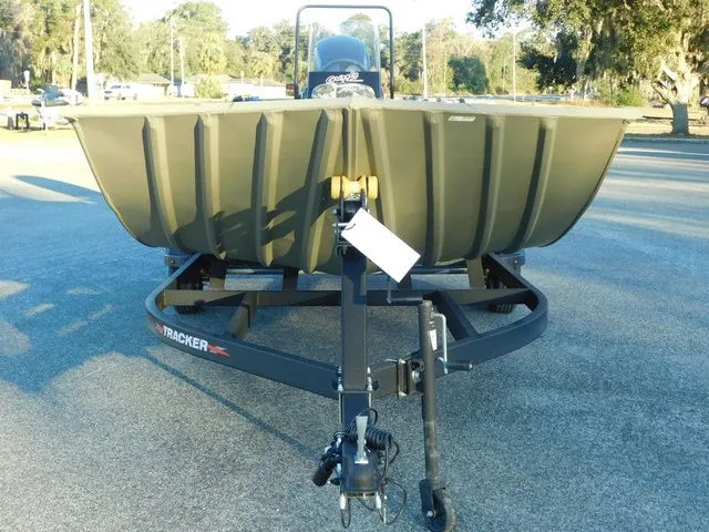 Slide: The Image of Tracker Grizzly 2072 CC 2024 - 3