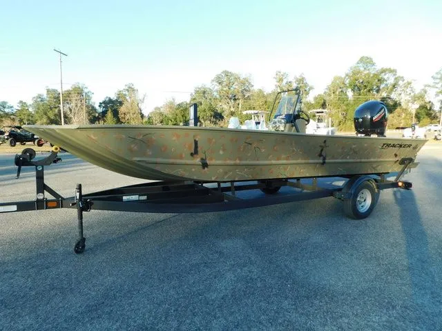 Slide: The Image of Tracker Grizzly 2072 CC 2024 - 4