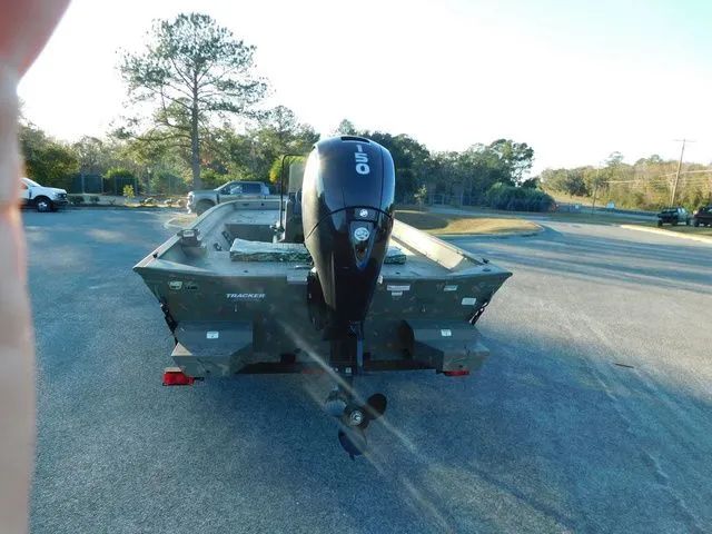 Slide: The Image of Tracker Grizzly 2072 CC 2024 - 6