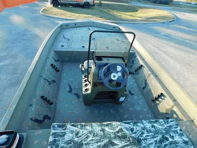 Slide: The Image of Tracker Grizzly 2072 CC 2024 - 8