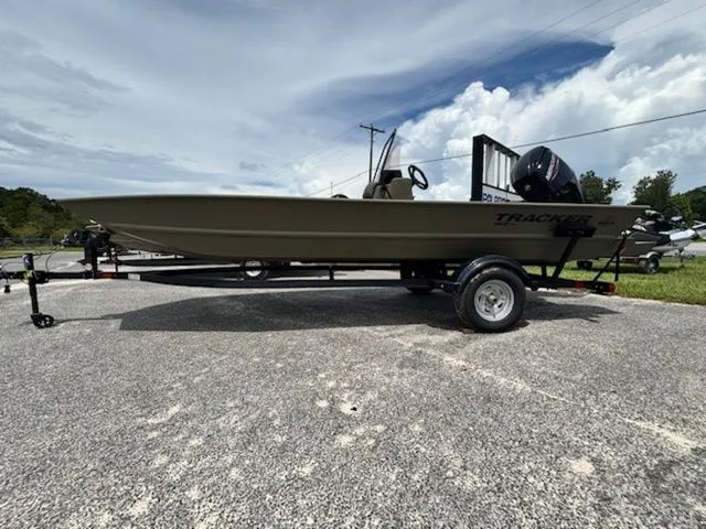 Slide: The Image of Tracker Grizzly 1860 CC 2026 - 5