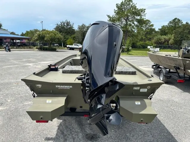 Slide: The Image of Tracker Grizzly 1860 CC 2026 - 7