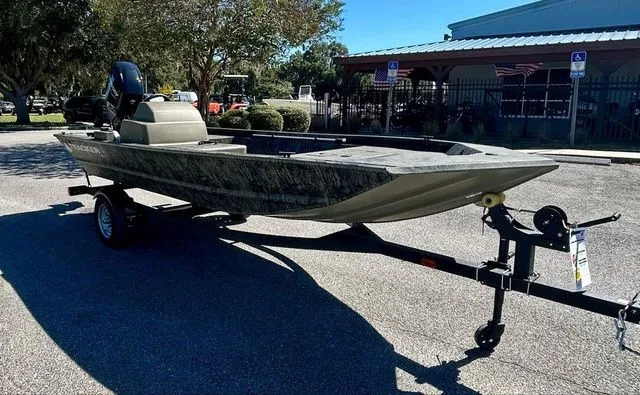 Slide: The Image of Tracker Grizzly 1648 SC 2026 - 4