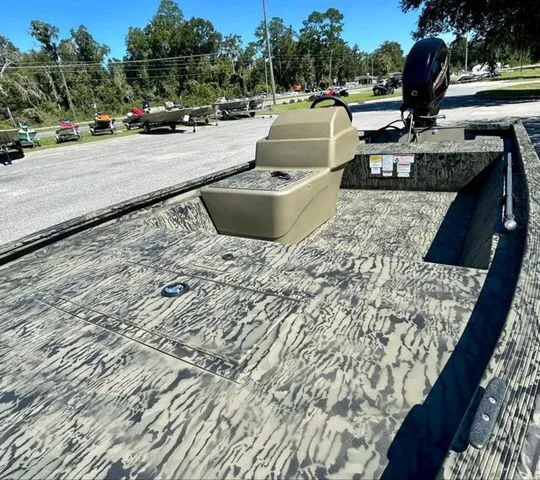 Slide: The Image of Tracker Grizzly 1648 SC 2026 - 9