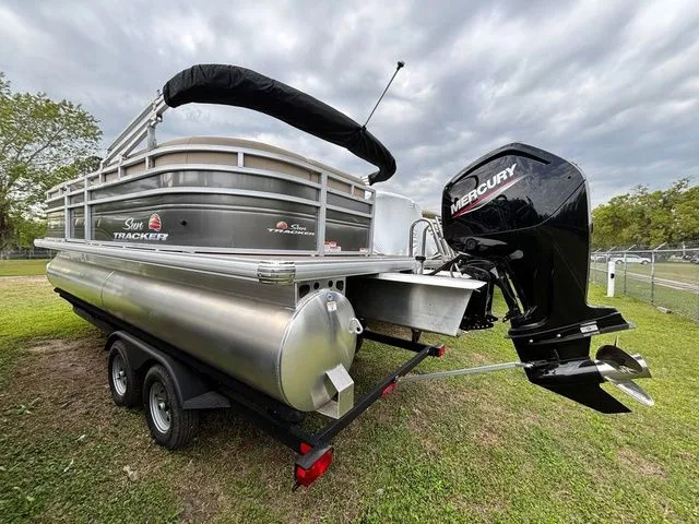 Slide: The Image of Sun Tracker Party Barge 20 DLX 2024 - 5