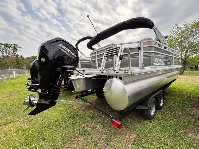 Slide: The Image of Sun Tracker Party Barge 20 DLX 2024 - 6