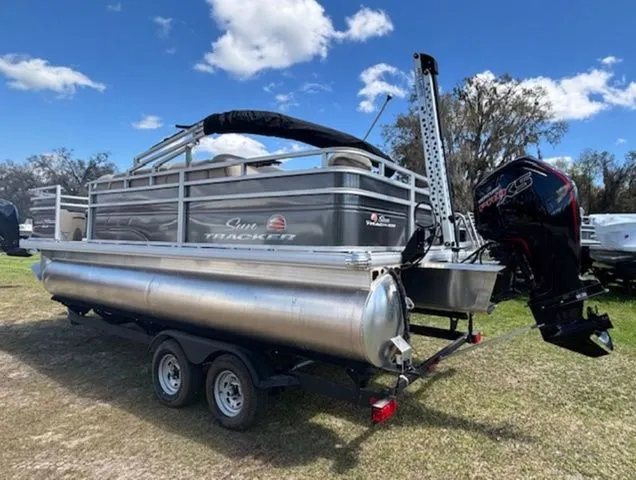 Slide: The Image of Sun Tracker Fishin' Barge 20 DLX 2025 - 6