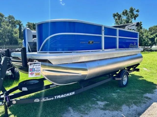 Slide: The Image of Sun Tracker Party Barge 16 DLX 2026 - 4