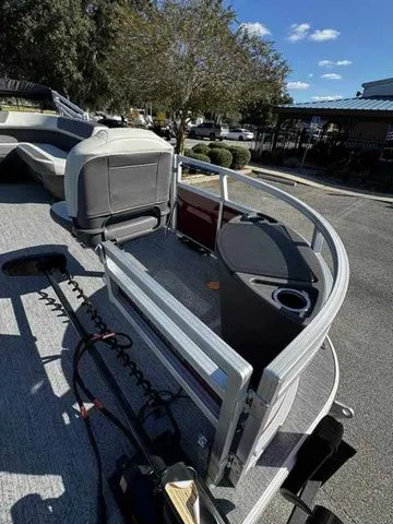 Slide: The Image of Sun Tracker Bass Buggy 18 DLX 2026 - 11