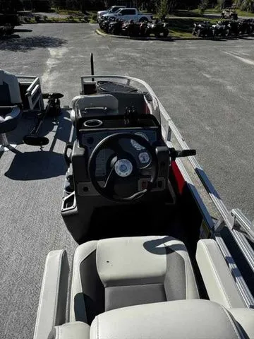 Slide: The Image of Sun Tracker Bass Buggy 18 DLX 2026 - 12