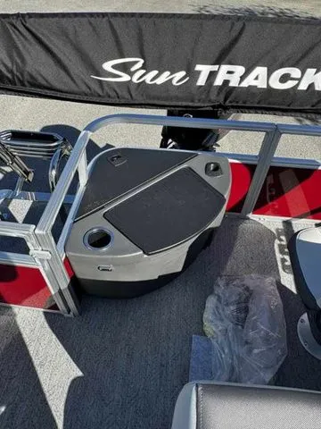 Slide: The Image of Sun Tracker Bass Buggy 18 DLX 2026 - 13