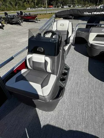 Slide: The Image of Sun Tracker Bass Buggy 18 DLX 2026 - 16