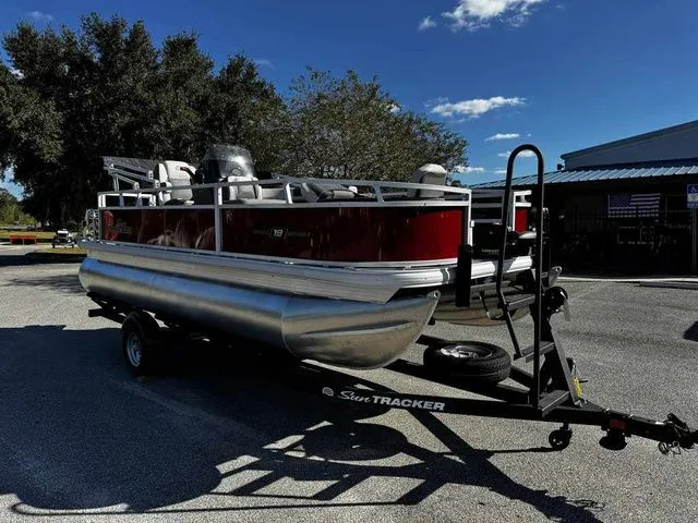 Slide: The Image of Sun Tracker Bass Buggy 18 DLX 2026 - 4