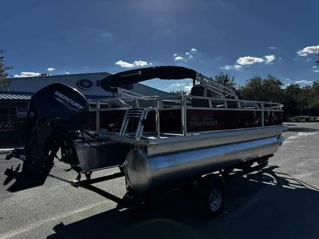 Slide: The Image of Sun Tracker Bass Buggy 18 DLX 2026 - 6