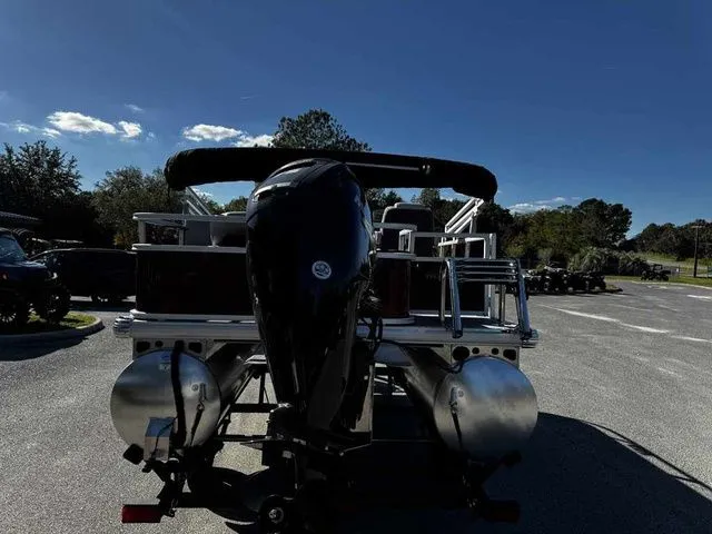 Slide: The Image of Sun Tracker Bass Buggy 18 DLX 2026 - 7