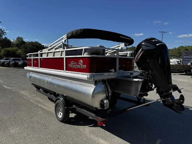 Slide: The Image of Sun Tracker Bass Buggy 18 DLX 2026 - 8