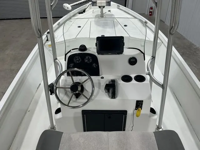 Slide: The Image of Crestliner 2200 BAY T TOP 150 HP 2018 - 13