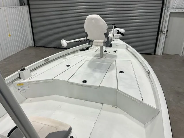 Slide: The Image of Crestliner 2200 BAY T TOP 150 HP 2018 - 16
